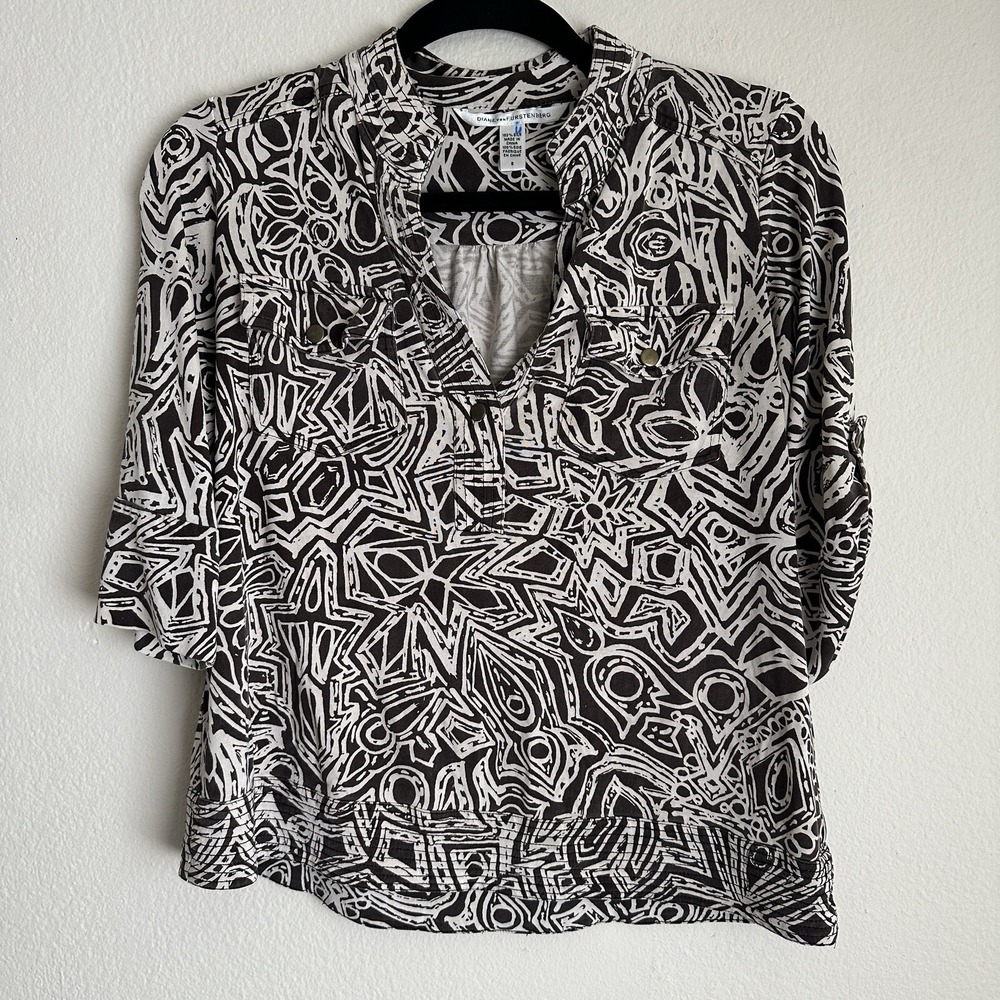 Diane von Furstenberg Silk Blouse Womens 8 Brown White Abstract Geometric Henley